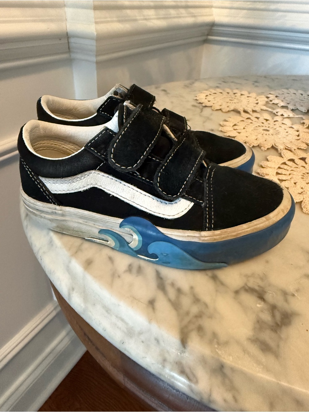 Old Skool™ V Wave (11.5 Little Kid) Vans black + white with wave detail unisex